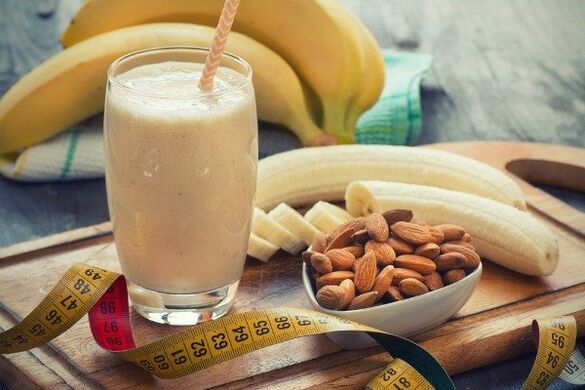 Strack with banana and almond